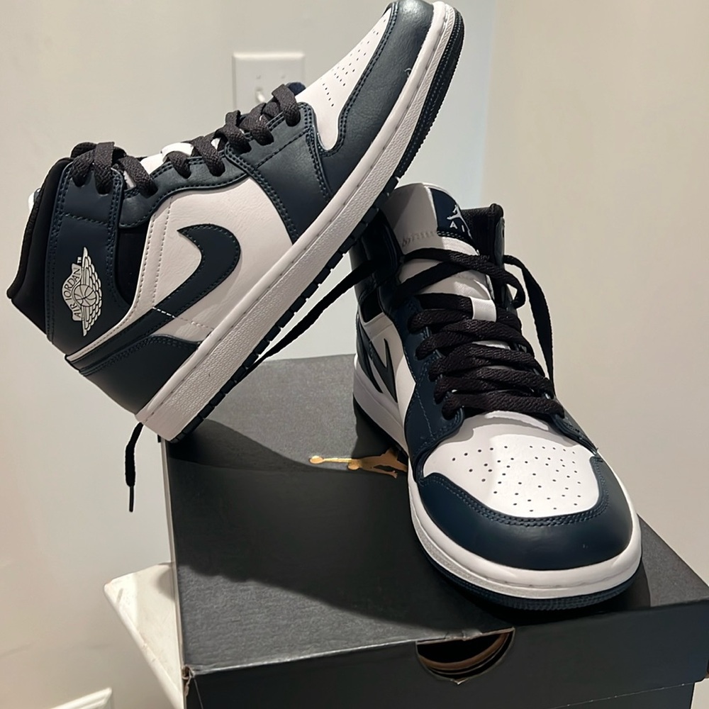 Jordan 1 mid. 554724 411. Armory navy/white black.  New.
